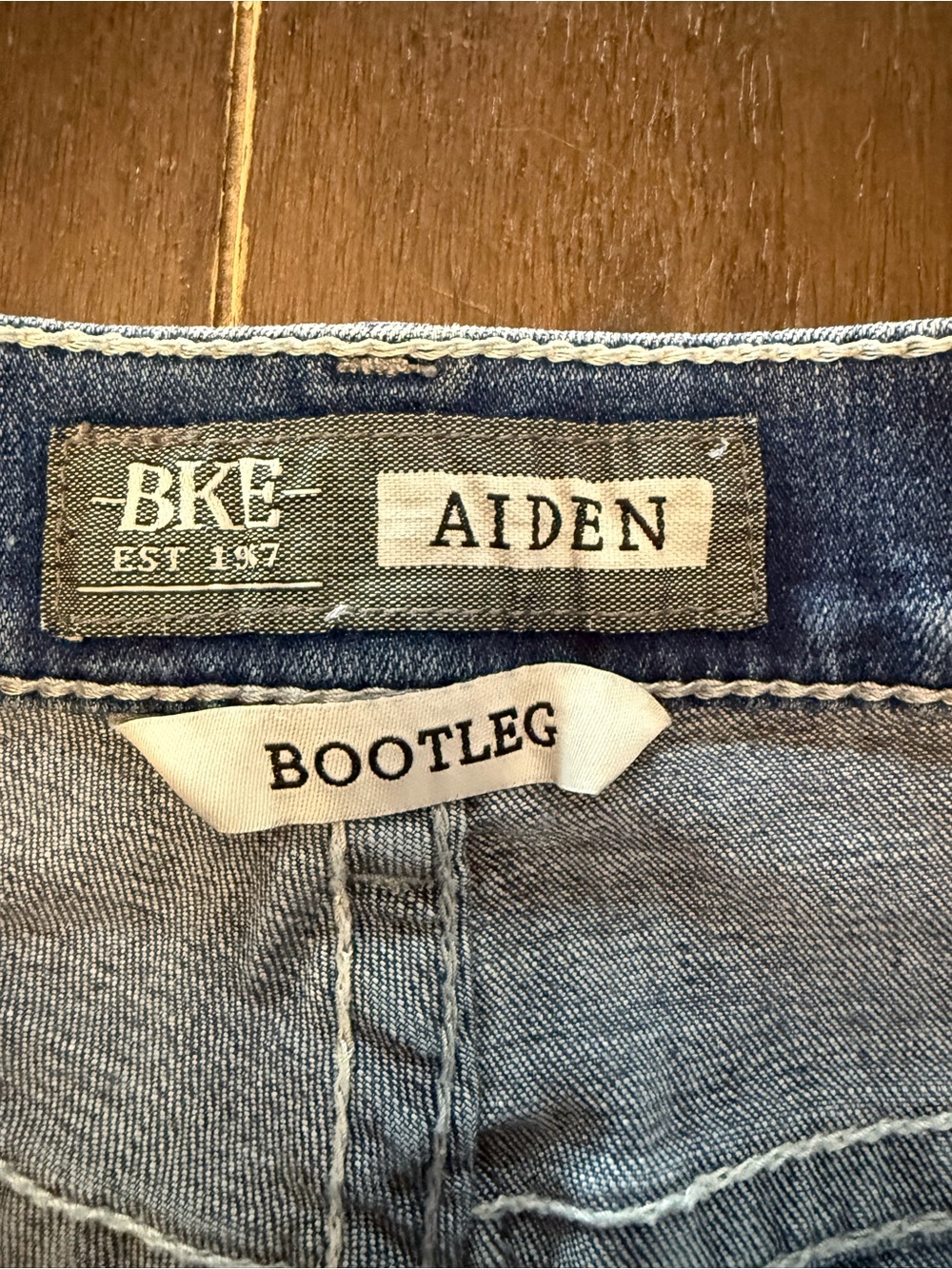 BKE Aiden Low Rise Bootleg Jeans Womens 28 Y2K Whiskered Western Stretch - Picture 8 of 16
